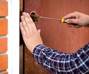 Lock Locksmith Tech Coral Springs, FL 954-283-5716 - garage-door-locks